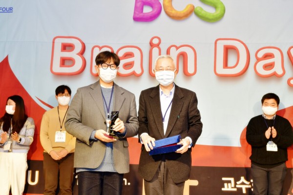 CJ AI센터-KAIST 뇌인지과학과, 산학협력 MOU 체결 - CJ 뉴스룸 2022년 뇌인지과학과 Brain Day 수상 (박사과정: 박현규) > News&Notice | Clinical …” style=”width:100%” title=”2022년 뇌인지과학과 Brain Day 수상 (박사과정: 박현규) > NEWS&NOTICE | Clinical …” loading=”lazy”><figcaption>2022년 뇌인지과학과 Brain Day 수상 (박사과정: 박현규) > News&Notice | Clinical …</figcaption></figure>
<figure><img decoding=